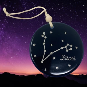 NUEVO Zodiaco Artesanal PISCIS Adorno Colgante Cerámica Esmaltada Astrología Celestial - Imagen 1 de 3