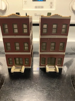 2 Life-Like ROC Ho Scale Train Buildings Hotel Red Brick 5 1/2 X 5 1/2 X 3 Inch - Image 1 of 4
