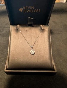 10kt Yellow Gold Natural Diamonds Cluster Pendant with Chain Retail $399 - Picture 1 of 3