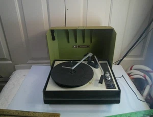 VINTAGE SILVERTONE RECORD PLAYER MODEL 528.32523000 for decor or parts - Picture 1 of 7