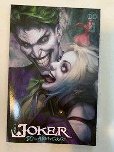 Joker 80th Anniversary #1 DC Comics 2020. Artgerm Cover A Trade Kleid Punchline - Bild 1 von 2