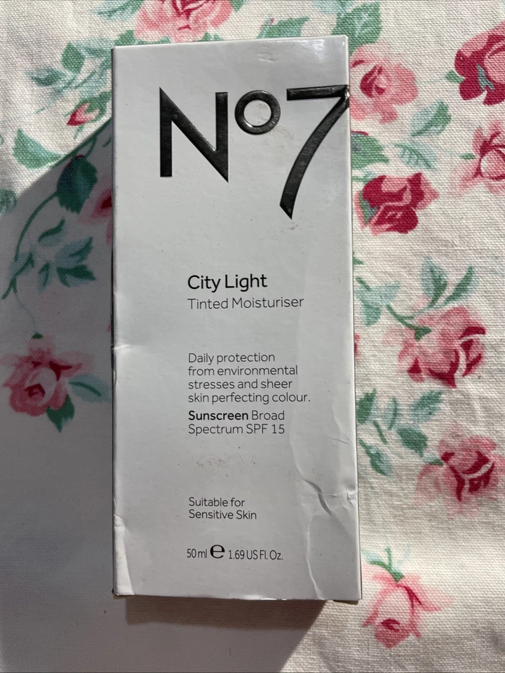 Botas Nº7 City Crema Hidratante Tintada Ligera FPS15 JUSTO RETIRADO Interior Sellado EXP LEER Foto 1 de 4