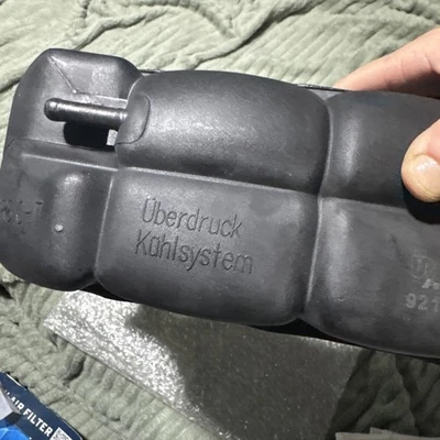 Mercedes-Benz E300 E320 E55 1996-02 - depósito de refrigerante - 2105000549 - R218668 Foto 1 de 4