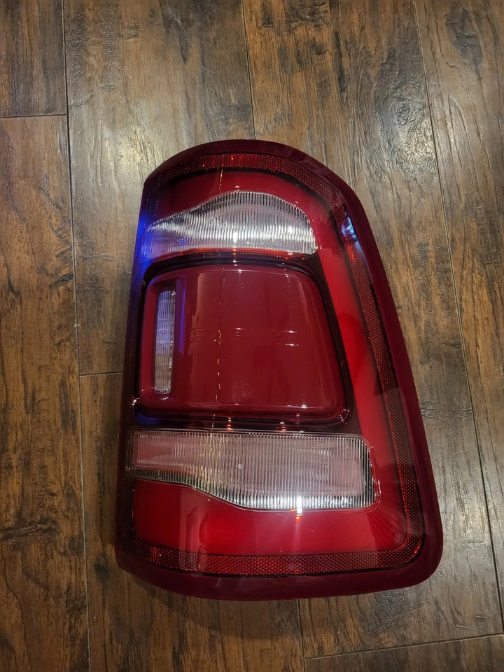 Dodge Ram 1500 2019-2024 OEM luz trasera LED (derecha/pasajero) #68262530AH Foto 1 de 4