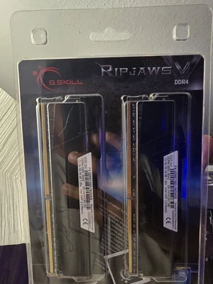 G.SKILL Ripjaws V Series 16GB 288-Pin SDRAM DDR4 3200 (PC4 25600) Desktop Memory - Image 1 of 4