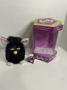 Tiger Furby 1998 vintage modelo negro 70-800 con caja de etiquetas manual no probado - Imagen 1 de 10
