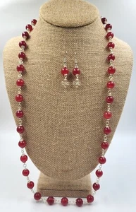 Juego de collar y pendientes largos con cuentas de vidrio rojo brillo, tono plata 28" de longitud  - Imagen 1 de 5