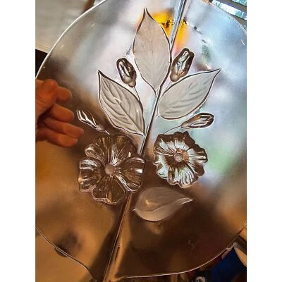 Plato vintage Mikasa Walther cristal esmerilado floral en forma de hoja 3D con patas rosa Foto 1 de 3