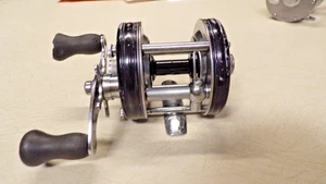 ABU GARCIA AMBASSADEUR FISHING REEL - BLACK 5000-C - REEL WORKS GOOD - Picture 1 of 6