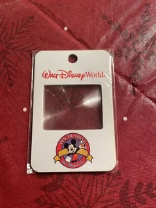 VINTAGE DISNEY NEU MIT ETIKETT DISNEY ANSTECKNADEL SAMMELAUSWEIS - JL95 - Bild 1 von 3