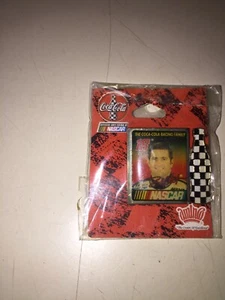 BOBBY LABONTE #18 NASCAR COCA COLA FLASCHE ANSTECKNADEL SALE! Portrait - Bild 1 von 5