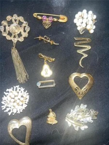 Lot 12 Vintage Pins goldfarben 1 signiert "Italien" Schleife mit Hängeanhänger Lot 6 - Bild 1 von 3