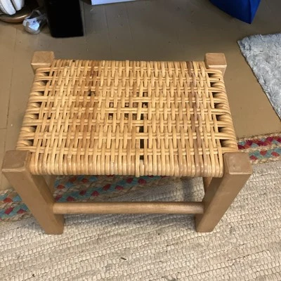 Reposapiés otomano banco madera tono claro mimbre ratán - vintage Foto 1 de 4