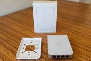 Ubiquiti UniFi U6 In-Wall Access Point Wi-Fi Wireless Mesh & PoE Gigabit Switch - Photo 1/3