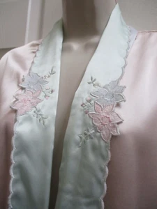 Bata larga para mujer Sara Beth XL vintage rosa y azul bordada ribete cosido nueva - Imagen 1 de 16