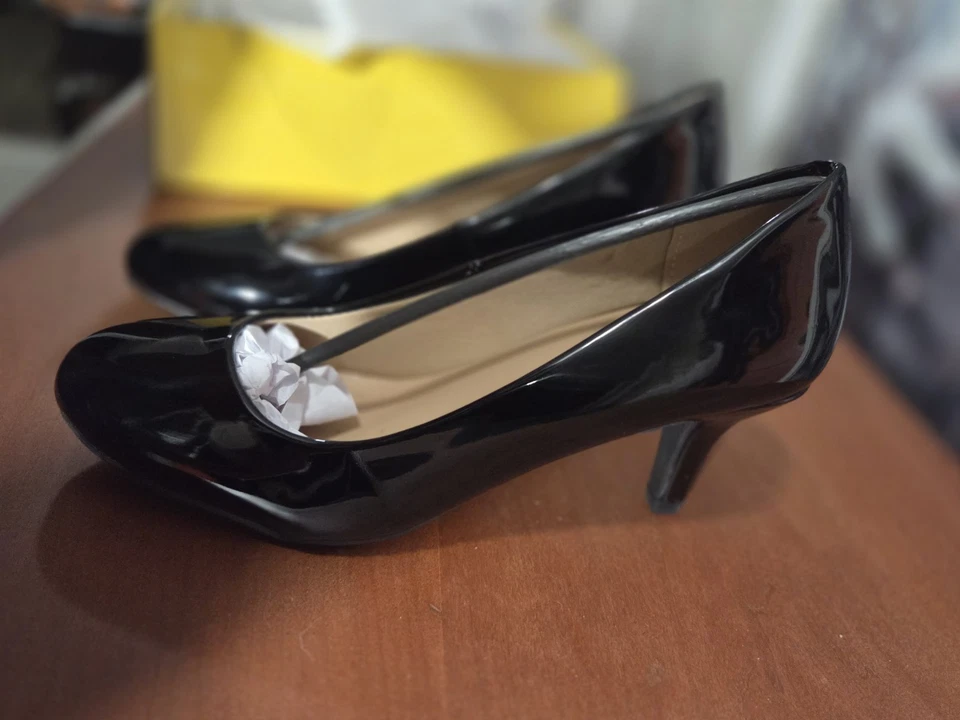 Zapato de vestir gatito de charol negro talla 7 tacón de 1 y 1/2 pulgada Foto 1 de 4