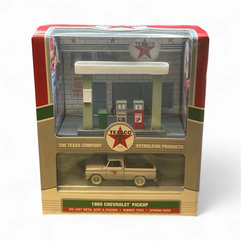 CHASE! Белая молния! Резиновая станция Texaco Diorama и пикап Chevrolet 1965 года - Изображение 1 из 4
