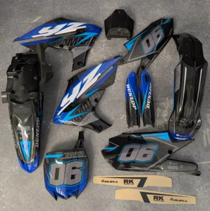 Plásticos + Gráficos Yamaha YZ250F 2019-2023 YZ450F 2018-2022 AGARRE + Número de carrera - Imagen 1 de 19