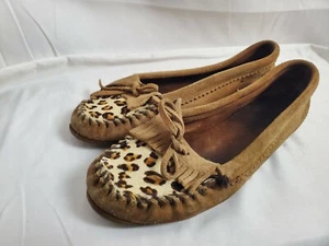MINNETONKA Moccasins Womens Size 8 Leopard Print Dyed Calf Hair 347F Taupe - Picture 1 of 8