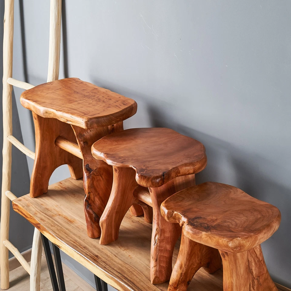 Mesa auxiliar de madera de cedro con borde natural rústico taburete mesa auxiliar única Foto 1 de 4