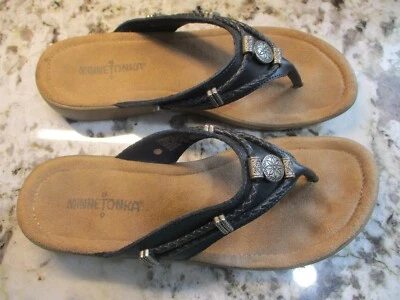 Minnetonka Silverthorne Mujer’s 7 Negro, Cuero Sandalias Tanga Chanclas B4 Foto 1 de 4