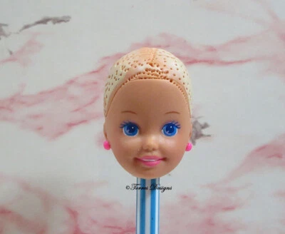Nueva cabeza de muñeca Stacie vintage de la serie Barbie Bicyclin para reiniciar el cabello Foto 1 de 3