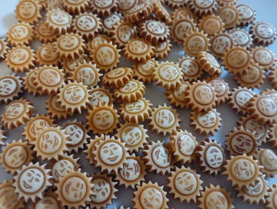 Job Lot of 80 Pieces Acrylic SUN Beads in 2 Shades Yellow/Brown 12mm approx - Image 1 of 2