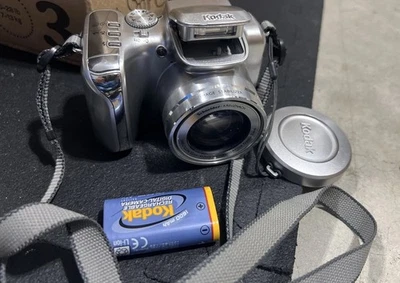 Kodak EasyShare Z612 6.1MP Digital Camera - Silver With Battery Tested - Image 1 of 4