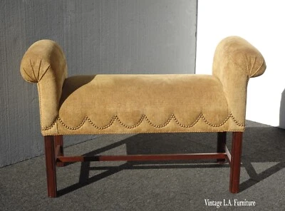 Banco de brazo enrollado vintage Ethan Allen con tela de terciopelo dorado y uñas decorativas Foto 1 de 4