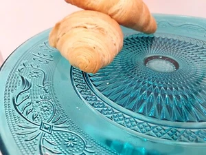 Plato de Pastel Duncan Miller Pedestal AZUL Patrón Ornamentado Precioso Dije Vintage - Imagen 1 de 6
