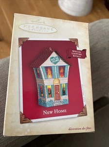 2004 Hallmark NEW HOME Tin House Keepsake Ornament OPTIONAL LIGHTING EFFECT NIB - Picture 1 of 3