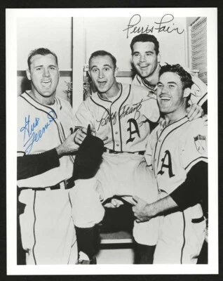 Foto 8x10 firmada por Gus Zernial, Bobby Shantz, Ferris Fain 1951 Philadelphia A's Foto 1 de 2
