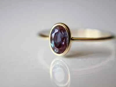 Impresionante anillo de oro amarillo puro de 10 quilates de alejandrita simulada de 0,50 quilates de corte ovalado para mujer Foto 1 de 4