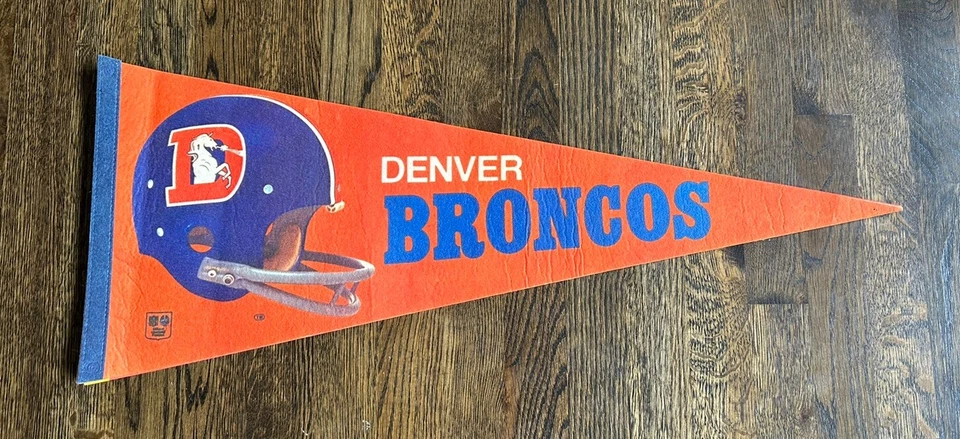 De colección NFL DENVER BRONCOS 2 BARRAS CASCO FIELTRO BANDERÍN Retro Fútbol Americano Foto 1 de 4