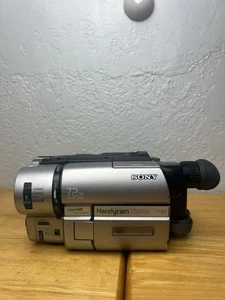 Videocámara digital Sony Handycam NightShot CCD-TRV608 Hi8 con batería y cargador - Imagen 1 de 16