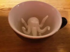 Copa de criaturas Cthulhul. Taza de café, regalo mordaza único blanco y negro - Imagen 1 de 3