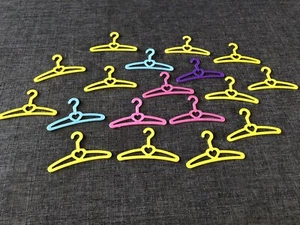 LOT OF 18 VINTAGE PLASTIC BARBIE DOLL HANGERS IN MULTIPLE COLORS HEART In Center - Picture 1 of 3