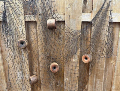 Auténtica red de pesca comercial usada y 5 flotadores de red de pesca Foto 1 de 4