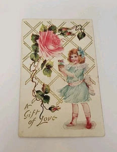 um 1910 Kind Mädchen ein Geschenk der Liebe rosa Blume Rose geprägt antike Postkarte - Bild 1 von 4