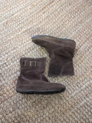 Bota FitFlop 8 Chocolate Marrom Camurça Fivela Wobbleboard Botas de Inverno Desleixadas  - Imagem 1 de 4