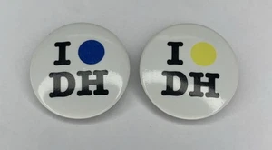 2 prendedores de botón Damien Hirst 2012 edición limitada pinback “I Spot DH” 1” británicos - Imagen 1 de 3
