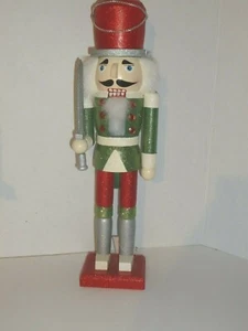 AUSGEFALLENER SOLDAT NUSSKNACKER MIT SCHWERT GRÜN UND ROT GLITZERNDER ANZUG -15"  - Bild 1 von 6