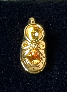 Botín de bebé Avon piedra de nacimiento dije NOVIEMBRE CITRINO simulado tono dorado 1999 nuevo de stock - Imagen 1 de 6