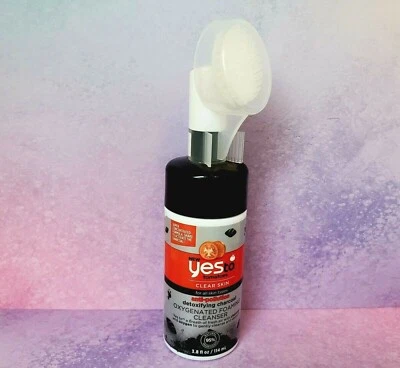 Limpiador en espuma oxigenada al carbón desintoxicante piel clara Yes to tomates Foto 1 de 4