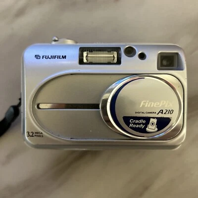 Fujifilm FinePix A210 Digital Camera 3.2MP Silver Vintage Digicam **PARTS ONLY** - Image 1 of 4