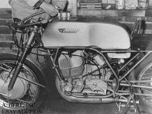Suzuki Werksrennmotorrad Fahrerlager GP Niederlande - 1965 Foto Photo - Bild 1 von 1