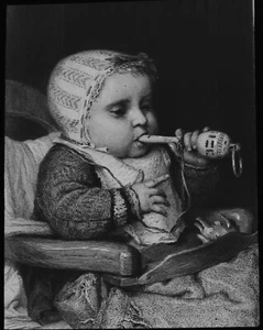 KLEINER MUSIKER UM 1890 VIKTORIANISCHE magische Laternenrutsche BABY SPIELT MIT RASSEL - Bild 1 von 3