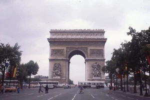 1979 Slide Parigi Francia scena di strada all'Arco di Trionfo autobus persone trionfo - Foto 1 di 1