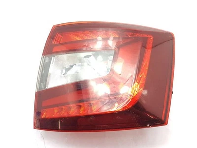 Skoda Octavia 2018 luz trasera lado del conductor derecho 5 puertas Estate 5E9945712 Foto 1 de 4