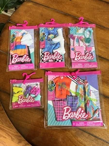 Barbie nuova con scatola lotto di 5 abiti moda, accessori, scarpe, borsa, stivali - Foto 1 di 11